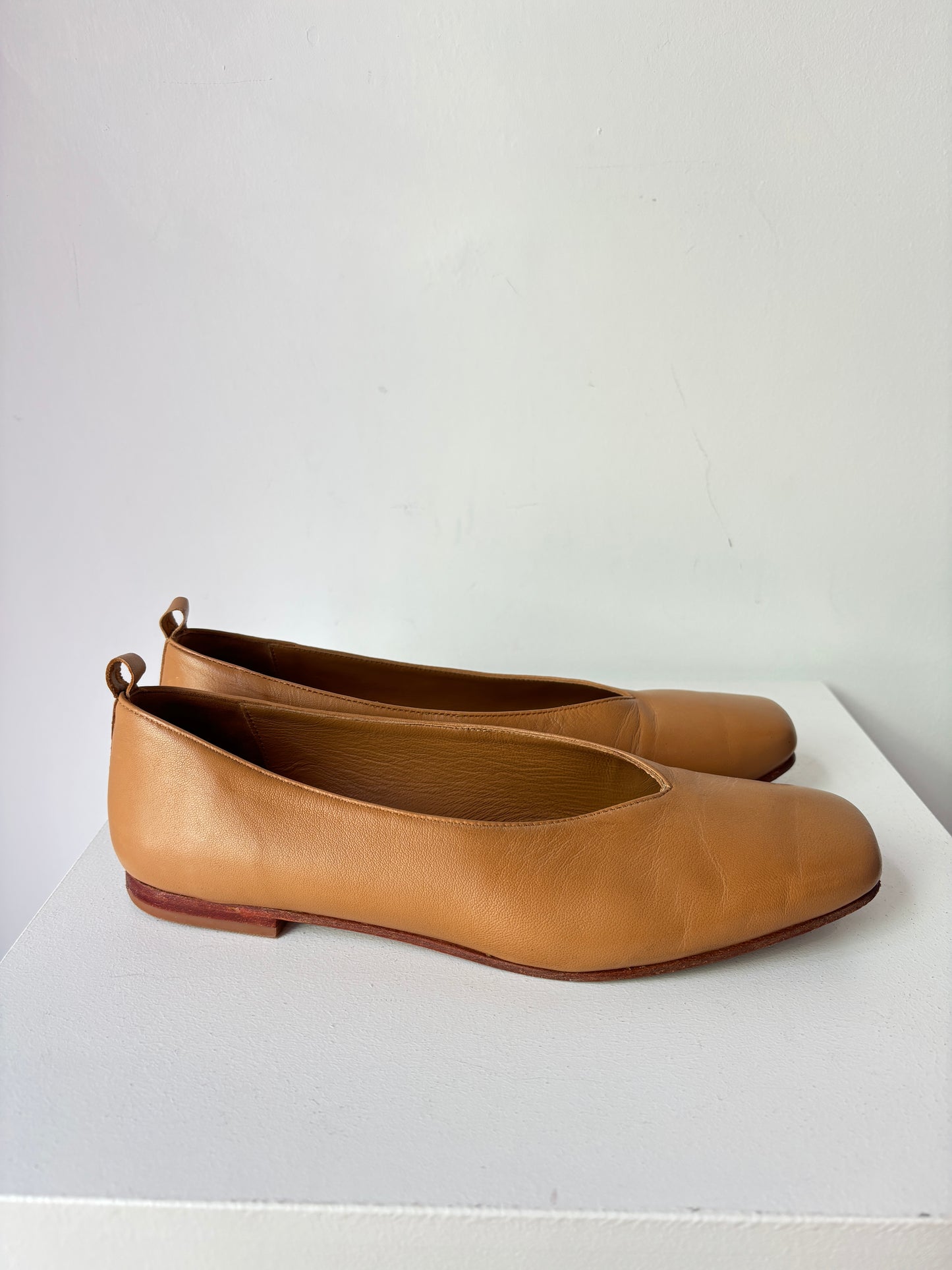 Tan 'Nunu' leather flats ~ size 40