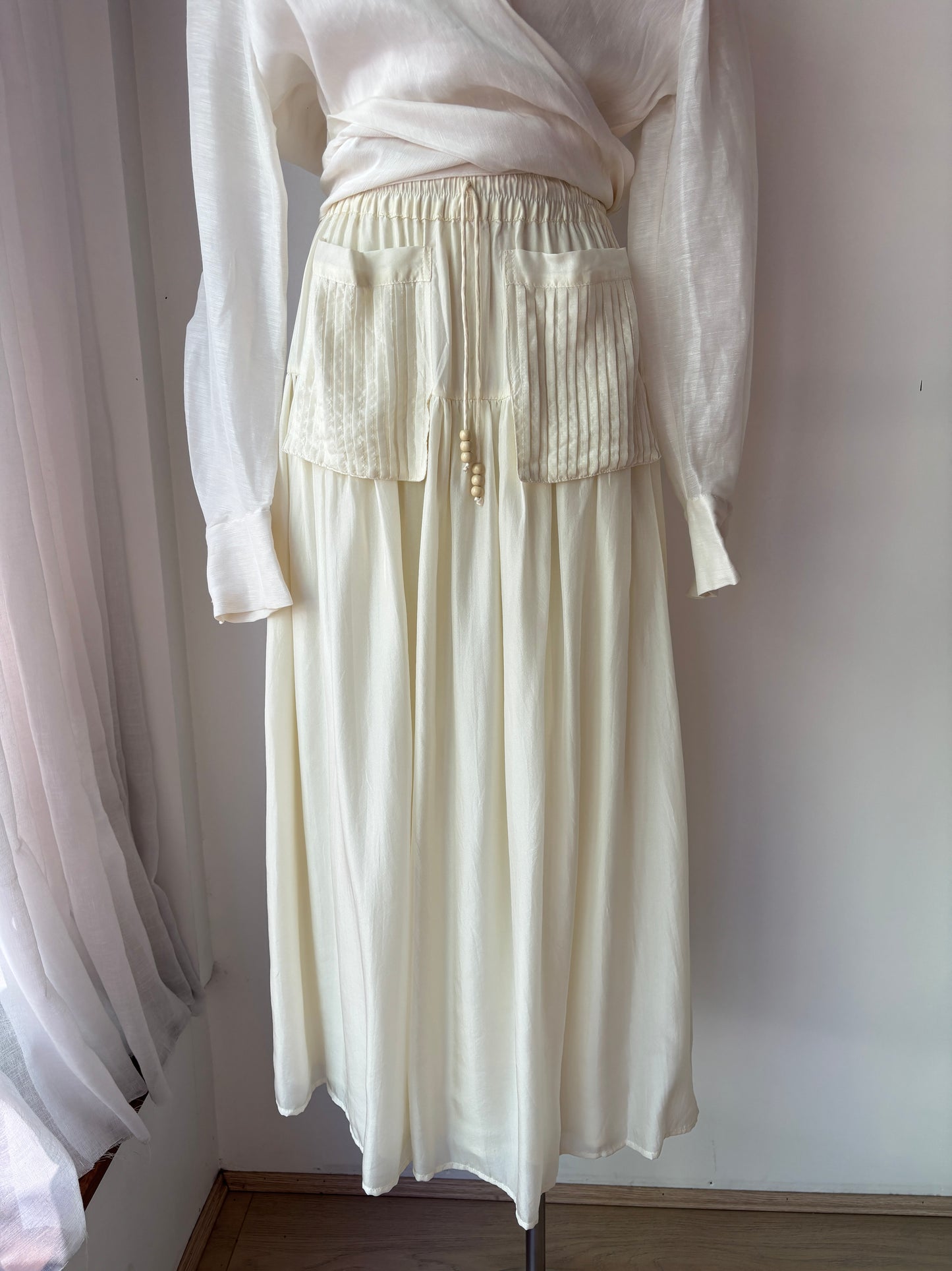 Flannel cream silk skirt ~ size 1 (au 8-10)