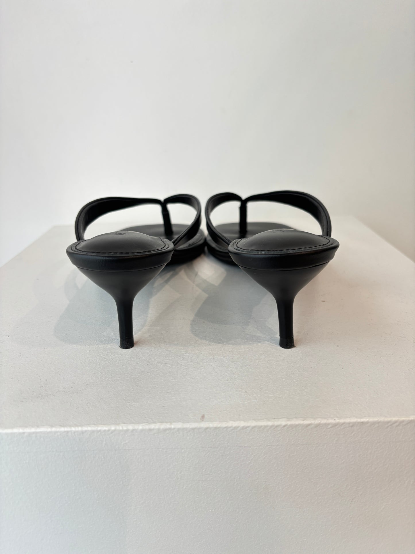 LA Tribe 'Thong' Heel ~ size 41