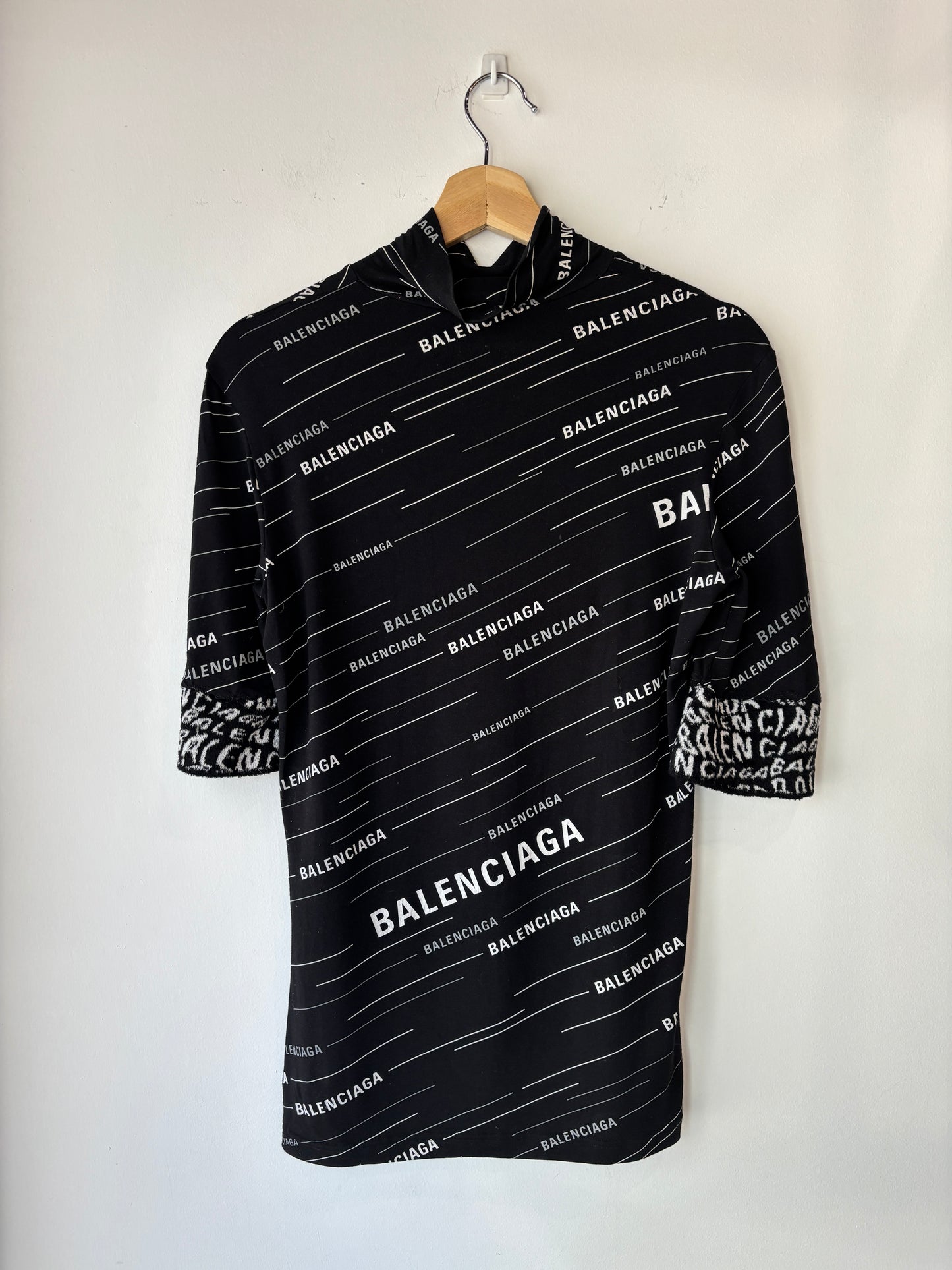Balenciaga logo top ~ size M