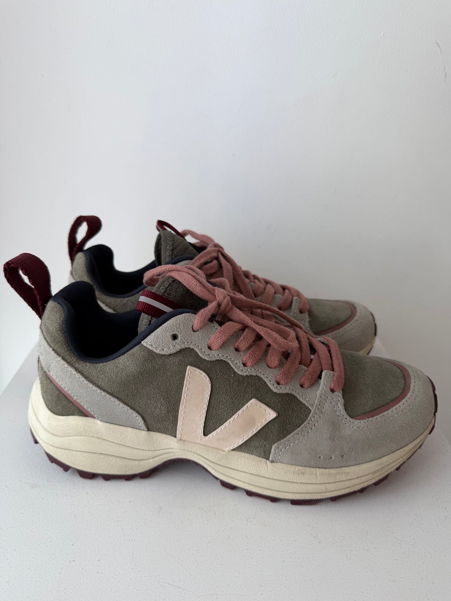 Veja 'Venturi' Sneakers ~ Size 39