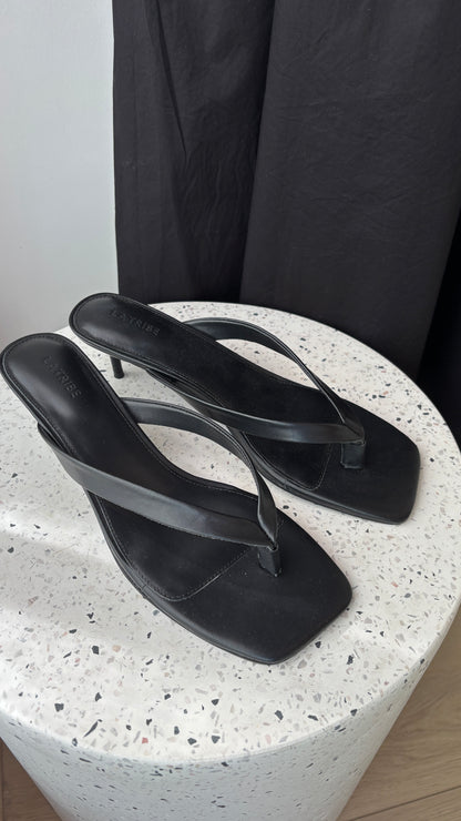 LA Tribe 'Thong' Heel ~ size 41