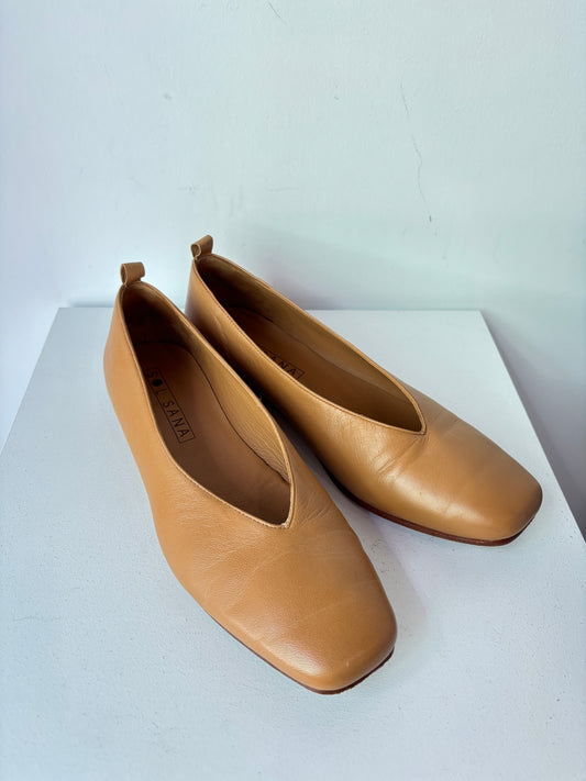 Tan 'Nunu' leather flats ~ size 40