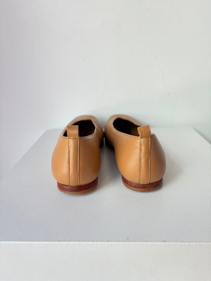 Tan 'Nunu' leather flats ~ size 40