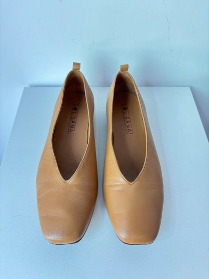 Tan 'Nunu' leather flats ~ size 40