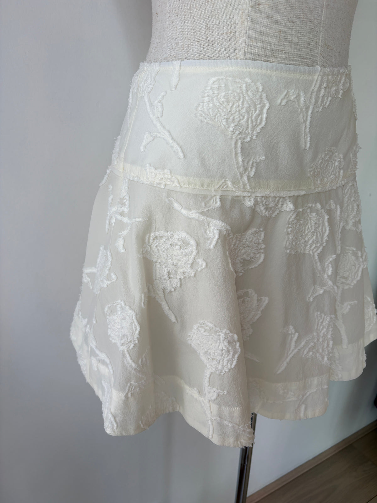 Dissh cream mini skirt ~ size 10