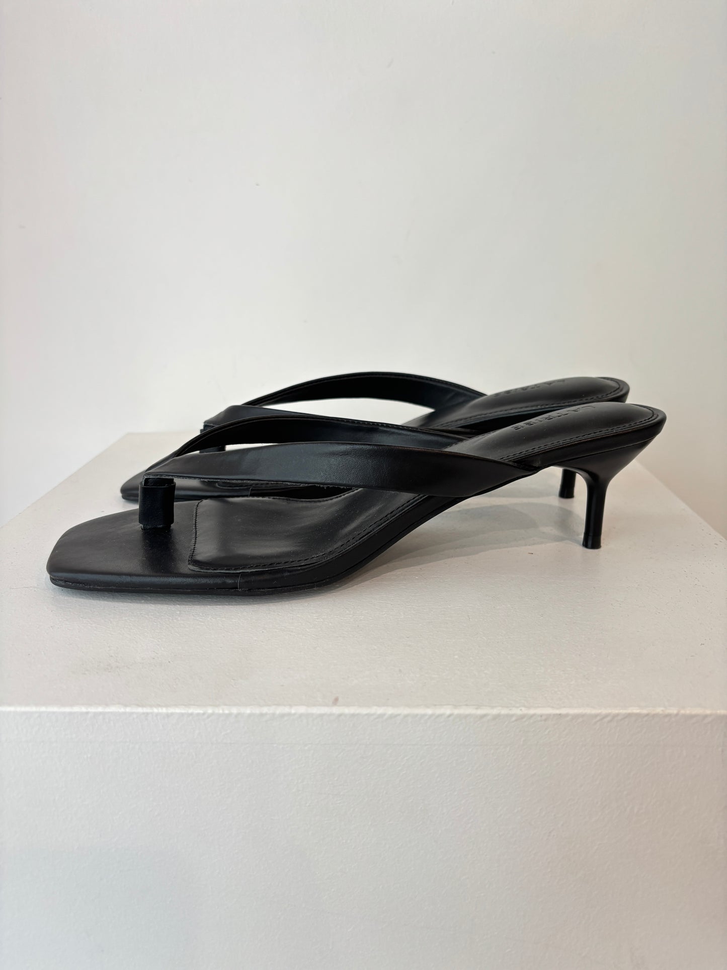 LA Tribe 'Thong' Heel ~ size 41