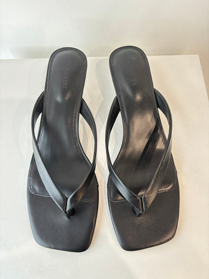 LA Tribe 'Thong' Heel ~ size 41