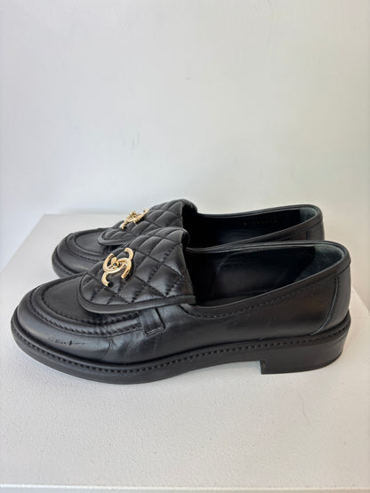 Chanel 'CC Turnlock' loafers ~ size 37