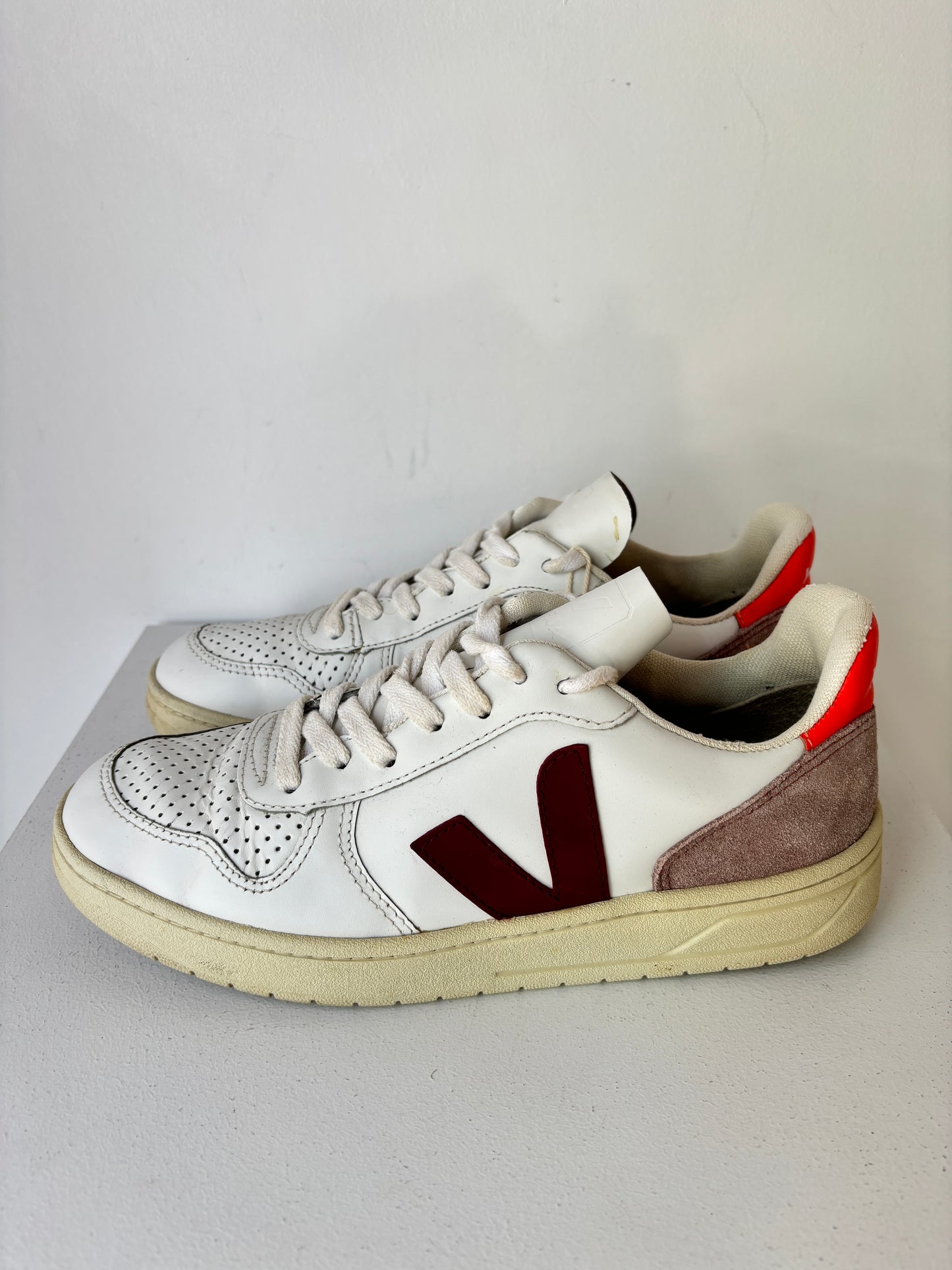 Veja V-10 sneakers ~ sz 39