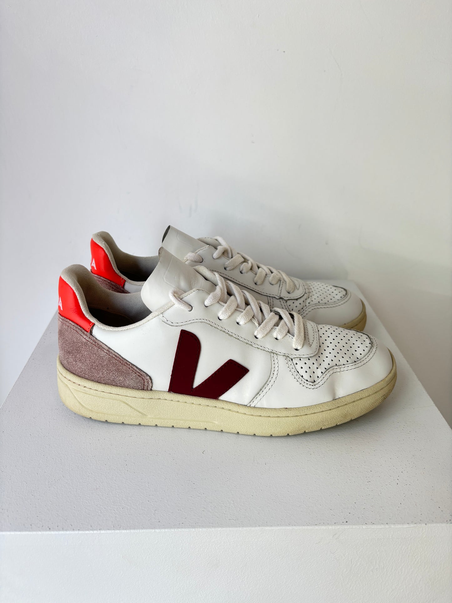 Veja V-10 sneakers ~ sz 39