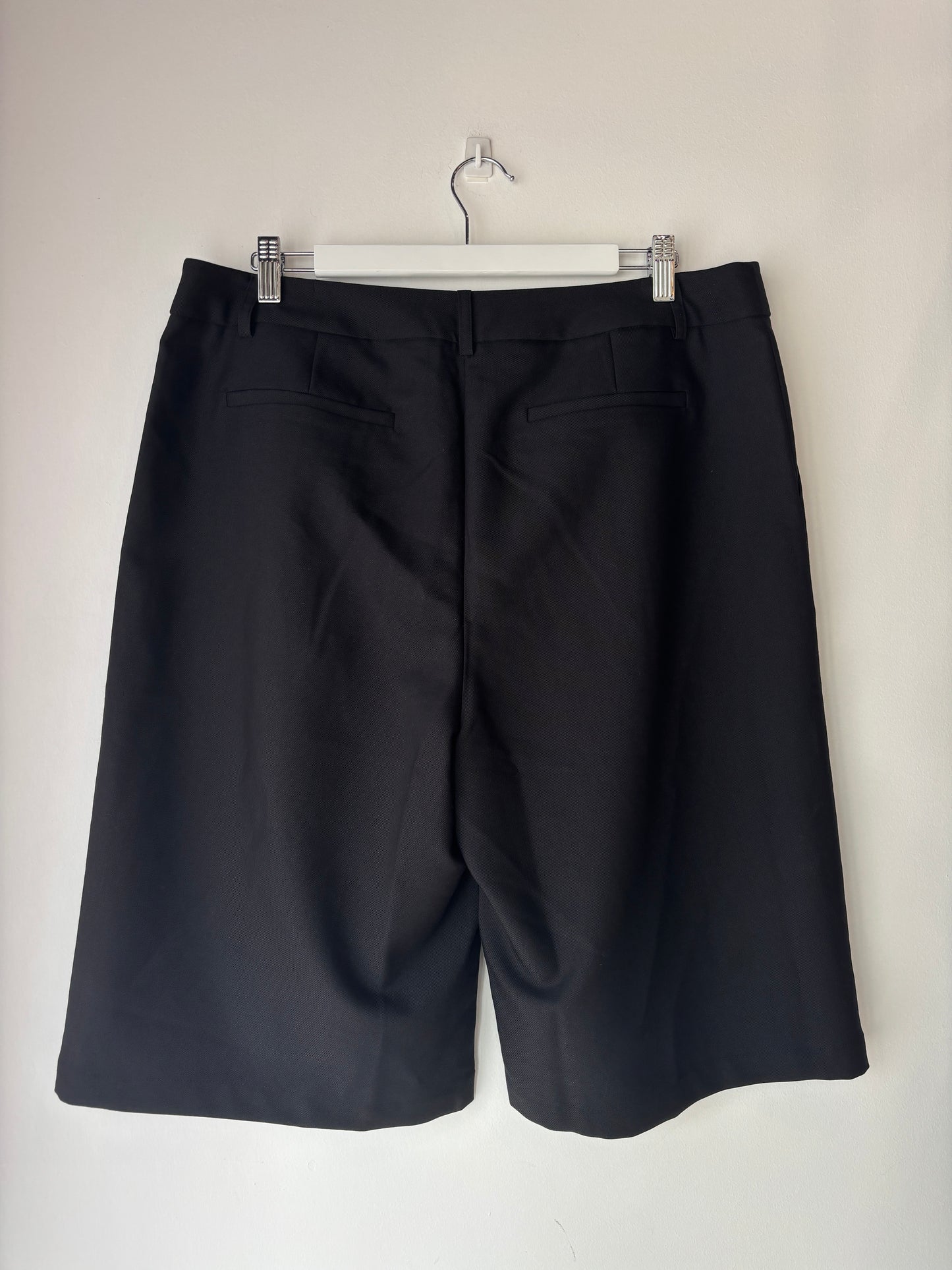 Chosen by Tuchuzy 'Bermuda' Shorts ~ size Large