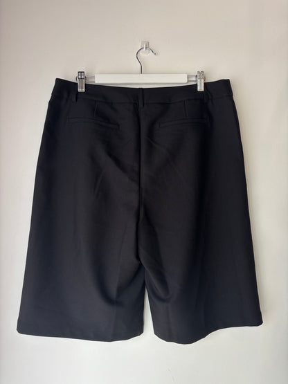 Chosen by Tuchuzy 'Bermuda' Shorts ~ size Large